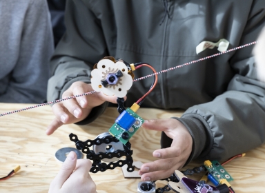 Barn, der leger med robot.