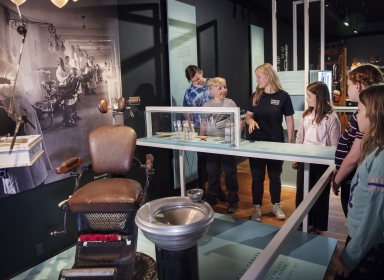 Formidler fortæller i udstillingen