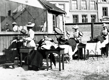 Sort hvid foto af personer der får lysbehandling i 1800-tallet
