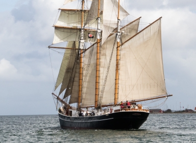Foto af skonnerten Maja taget under sejlads på Limfjorden.
