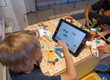 Barn, der sidder og spiller på ipad