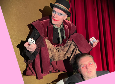 Billede af to mænd, der spiller teater