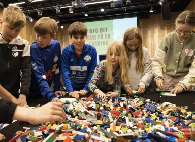 Børn der bygger med LEGO