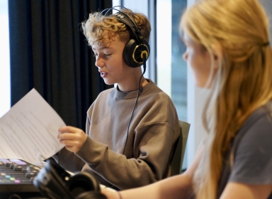 Dreng, der har headset på