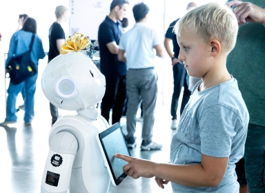 Humanoidrobot ”Norma” hilser på en dreng