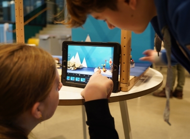 Børn, der spiller med ipad