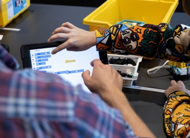 Elever er i gang med at bygge robotter med lego og programmere dem.