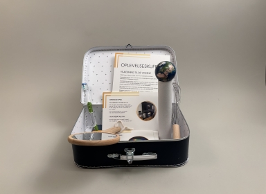 Lille kuffert med forskellige genstande