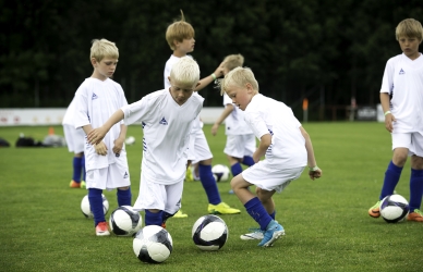 Billede af børn, der spiller fodbold