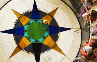 Børn ved pendulet på Steno Museet