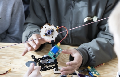 Barn, der leger med robot.