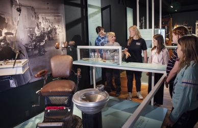 Formidler fortæller i udstillingen Formidler fortæller i udstillingen