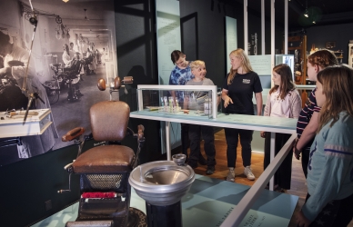 Formidler fortæller i udstillingen