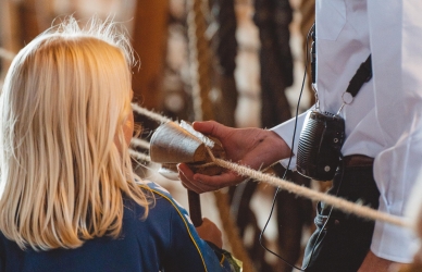 Rebslagning med Fregatten Jylland - pige får vist teknikken