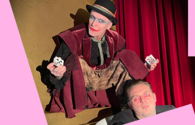 Billede af to mænd, der spiller teater 