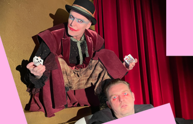 Billede af to mænd, der spiller teater 