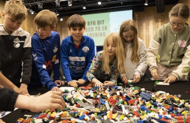 Børn der bygger med LEGO