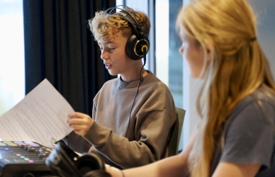Dreng, der har headset på
