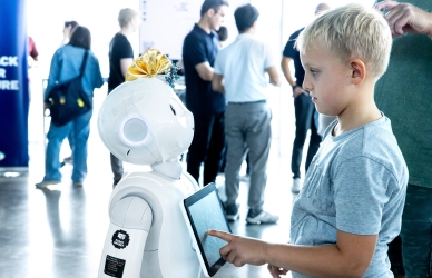 Humanoidrobot ”Norma” hilser på en dreng