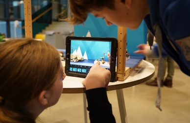 Børn, der spiller med ipad