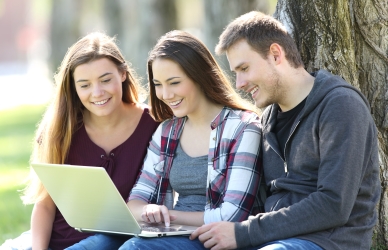 3 personer, der kigger på en computer 