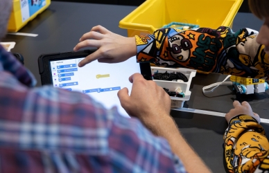 Elever er i gang med at bygge robotter med lego og programmere dem.