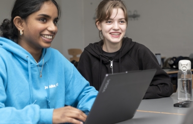 Billede af to piger, der sidder ved en computer