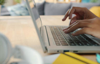 Billede af en person, der sidder ved en computer