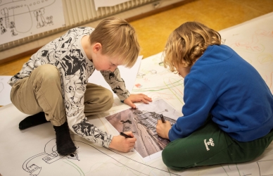 Børn der sidder og tegner 