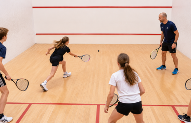 Billede af børn, der spiller squash