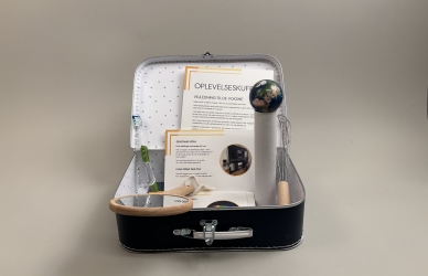 Lille kuffert med forskellige genstande Lille kuffert med forskellige genstande