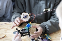 Barn, der leger med robot.